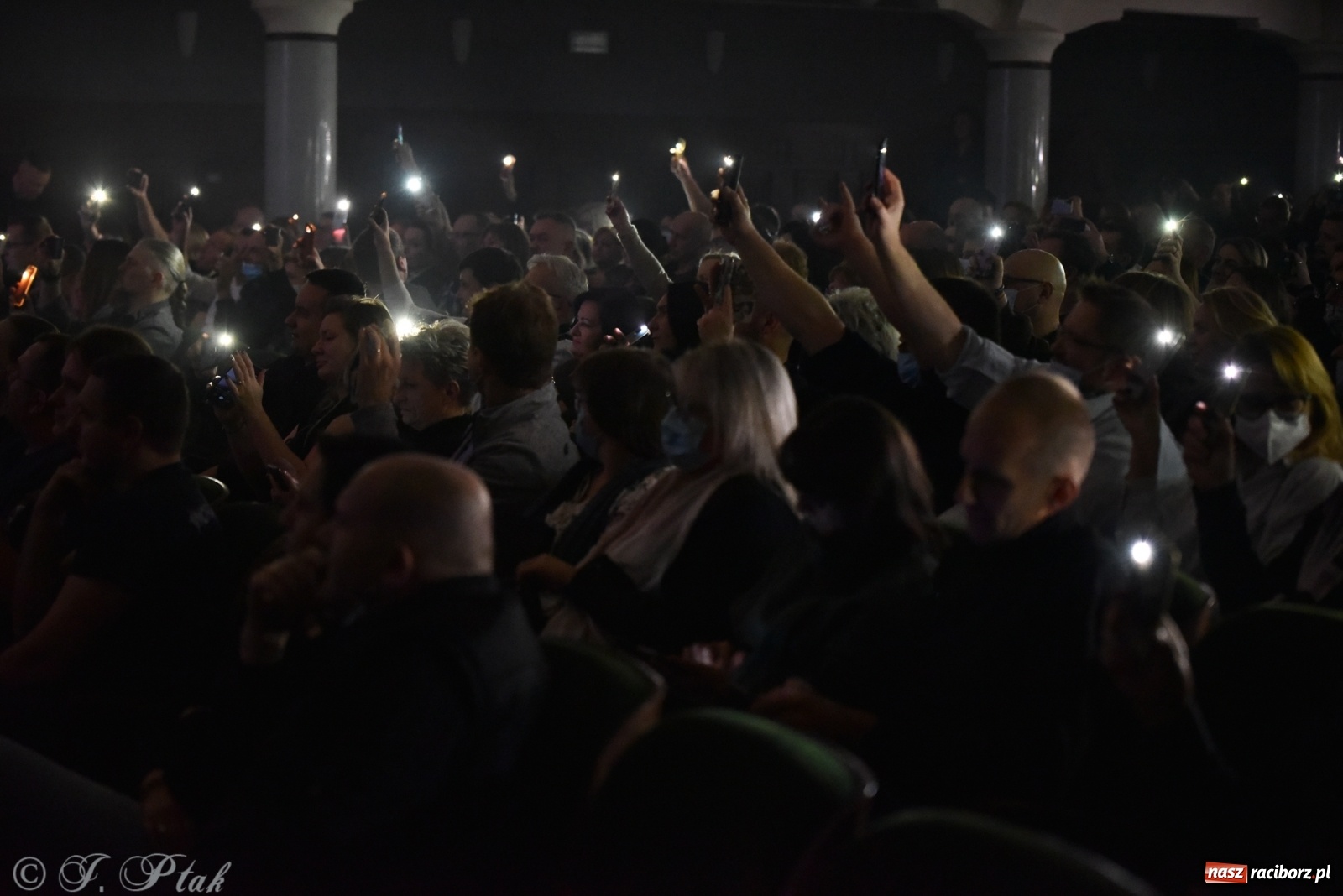 Zdjęcie w galerii na portalu naszraciborz.pl: Metallica symfonicznie. Pełna sala w RCK! wiadomości z regionu