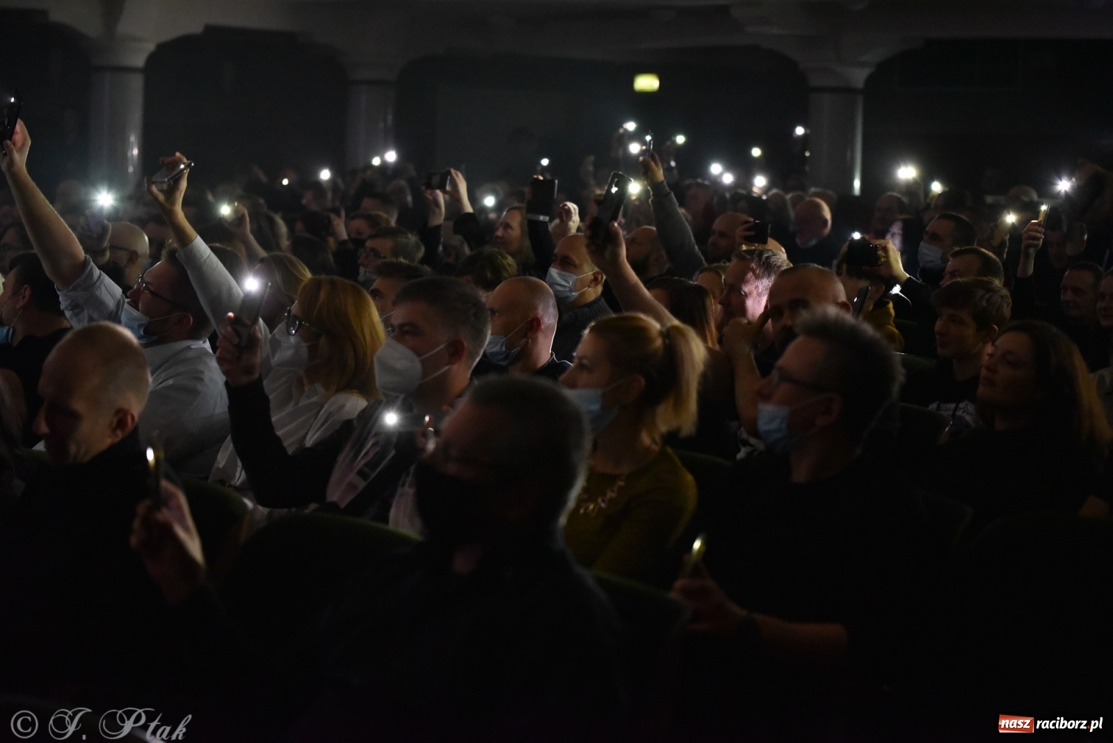 Zdjęcie w galerii na portalu naszraciborz.pl: Metallica symfonicznie. Pełna sala w RCK! wiadomości z regionu