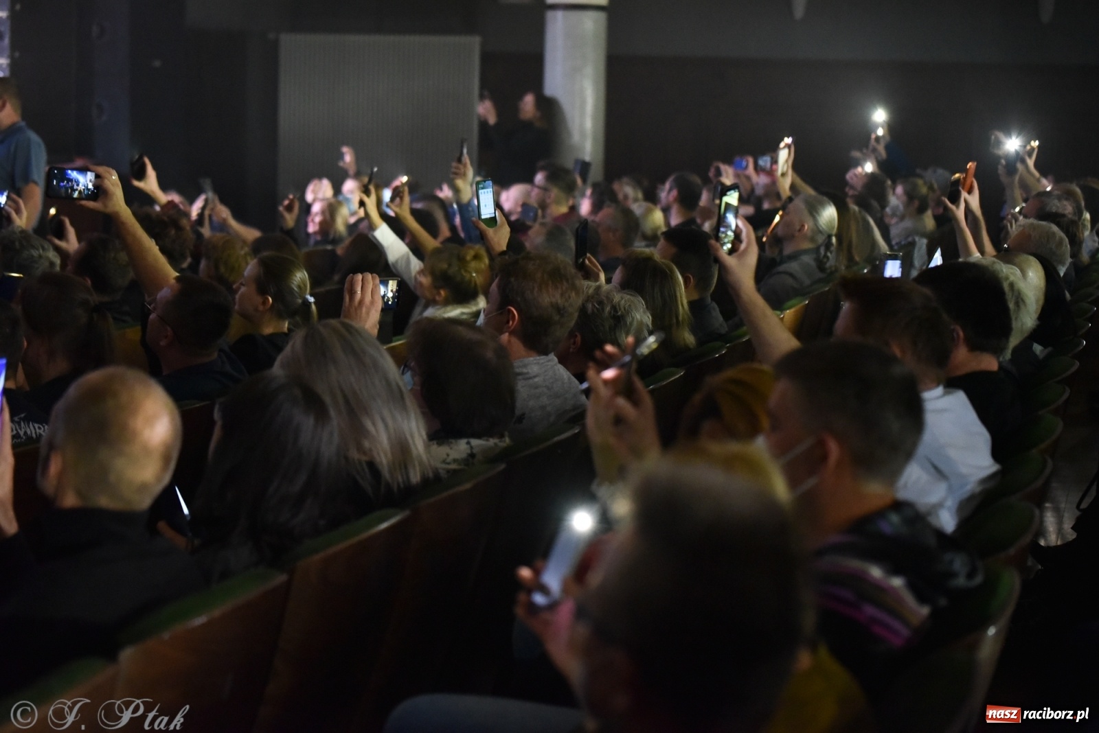 Zdjęcie w galerii na portalu naszraciborz.pl: Metallica symfonicznie. Pełna sala w RCK! wiadomości z regionu