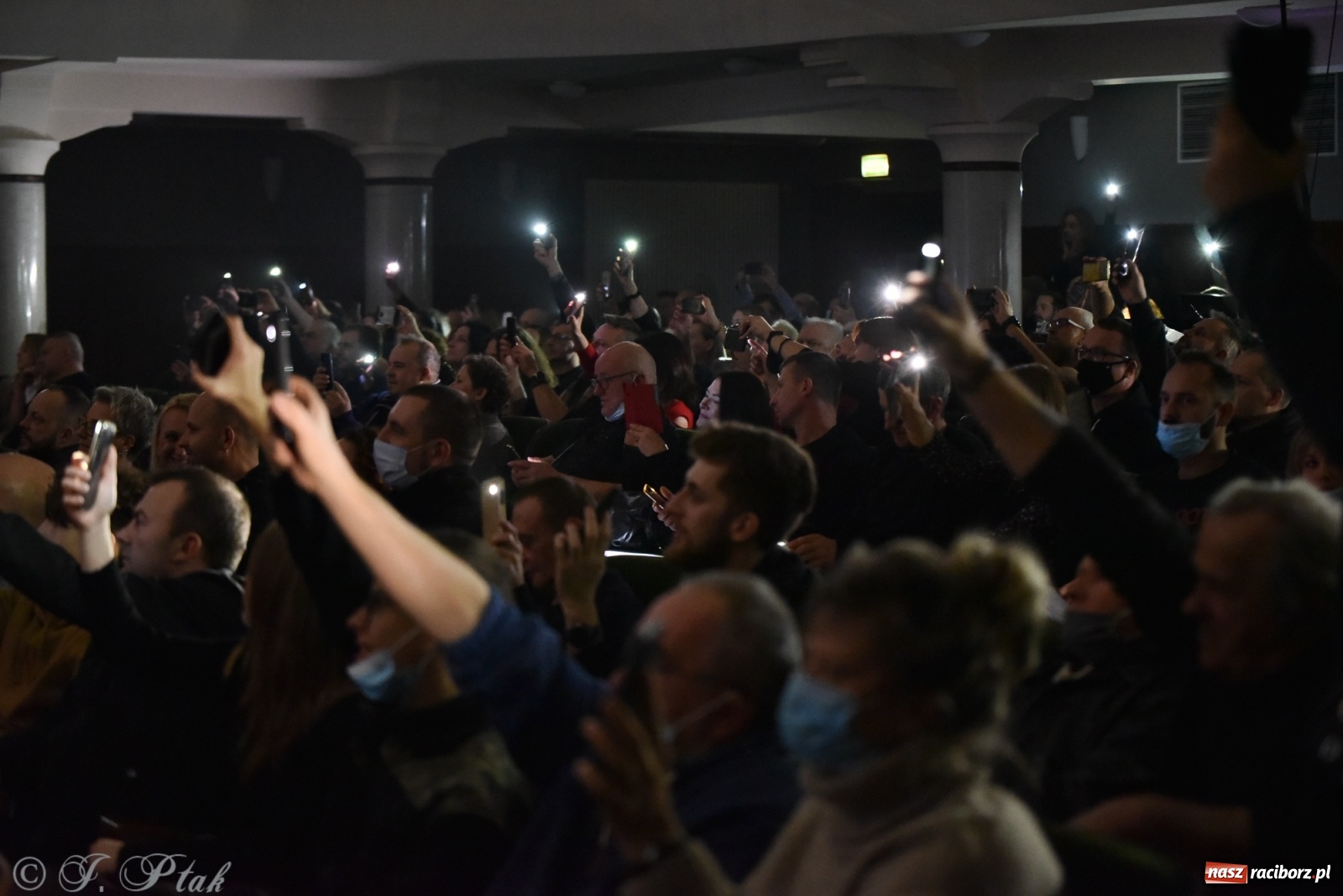 Zdjęcie w galerii na portalu naszraciborz.pl: Metallica symfonicznie. Pełna sala w RCK! wiadomości z regionu
