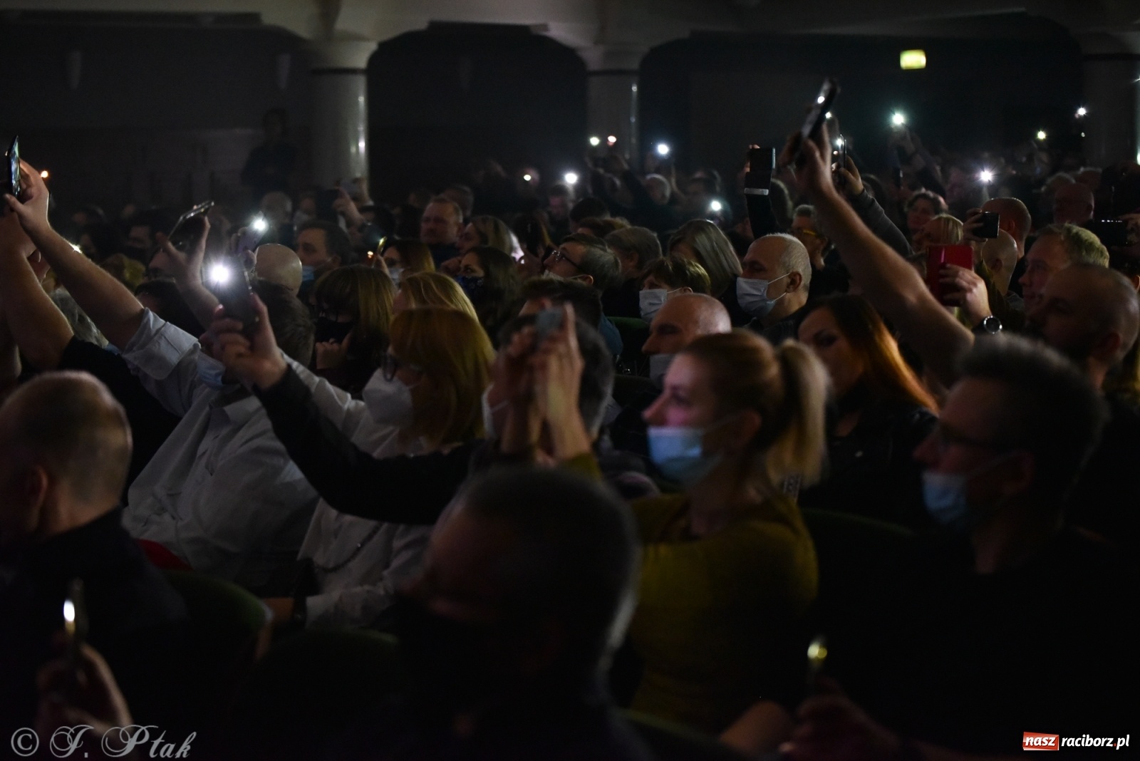 Zdjęcie w galerii na portalu naszraciborz.pl: Metallica symfonicznie. Pełna sala w RCK! wiadomości z regionu
