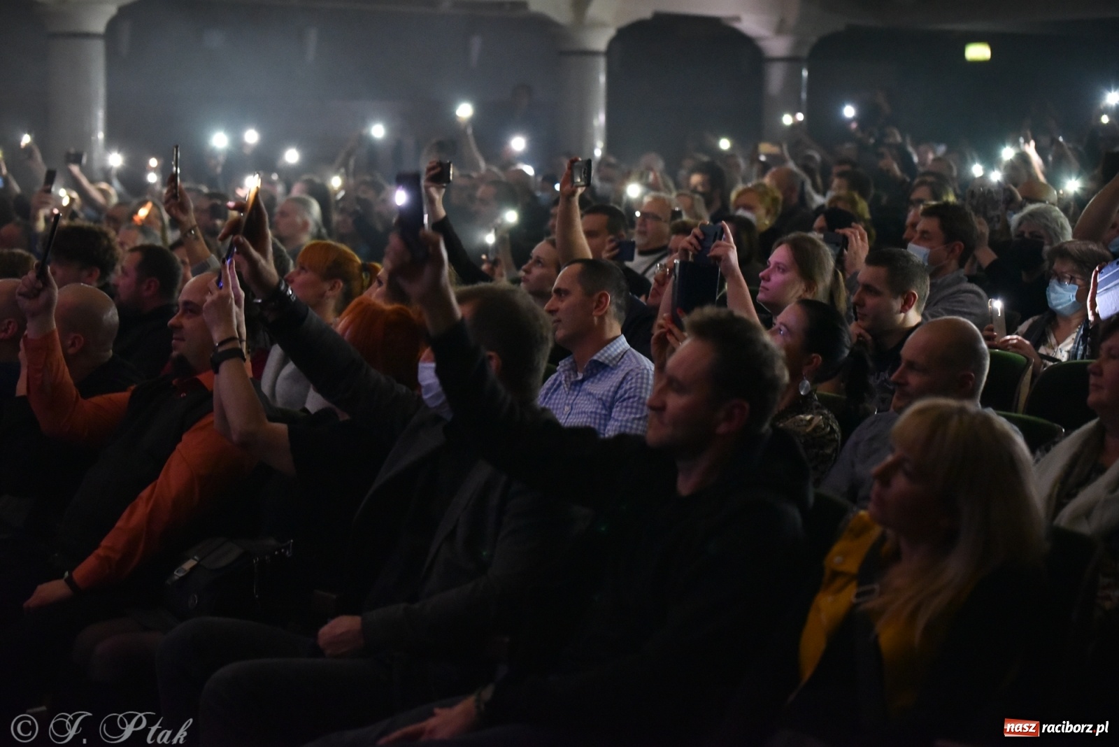 Zdjęcie w galerii na portalu naszraciborz.pl: Metallica symfonicznie. Pełna sala w RCK! wiadomości z regionu