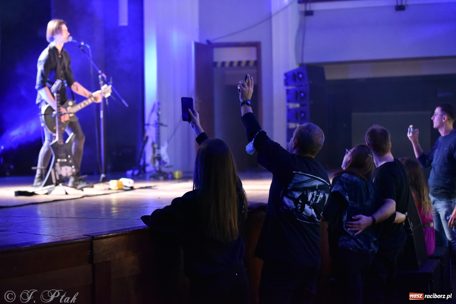 Zdjęcie w galerii na portalu naszraciborz.pl: Metallica symfonicznie. Pełna sala w RCK! wiadomości z regionu