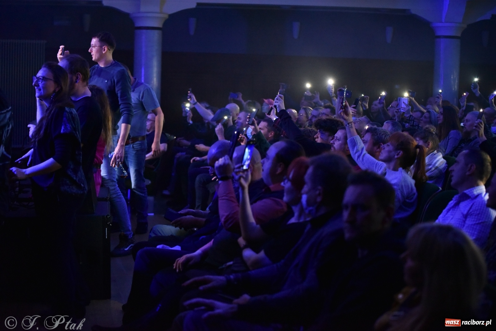 Zdjęcie w galerii na portalu naszraciborz.pl: Metallica symfonicznie. Pełna sala w RCK! wiadomości z regionu