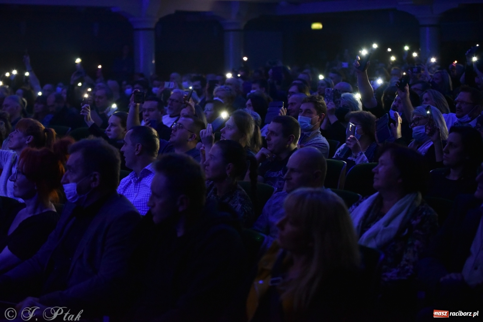 Zdjęcie w galerii na portalu naszraciborz.pl: Metallica symfonicznie. Pełna sala w RCK! wiadomości z regionu