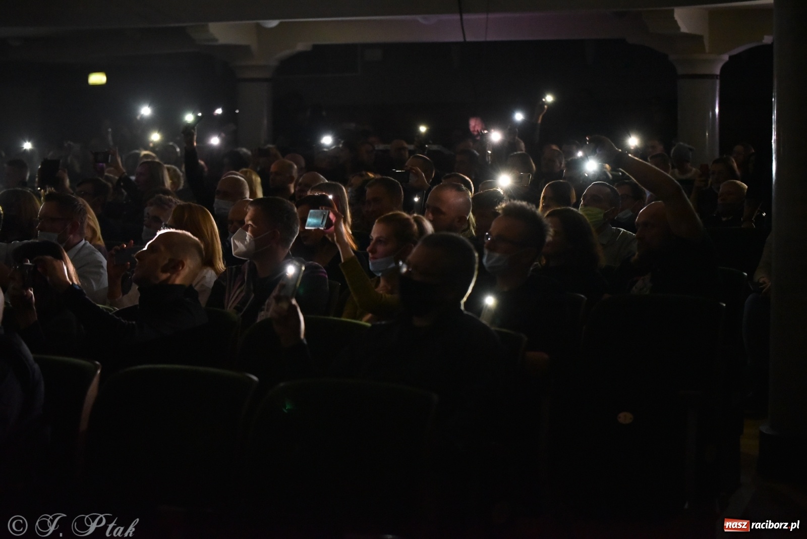 Zdjęcie w galerii na portalu naszraciborz.pl: Metallica symfonicznie. Pełna sala w RCK! wiadomości z regionu