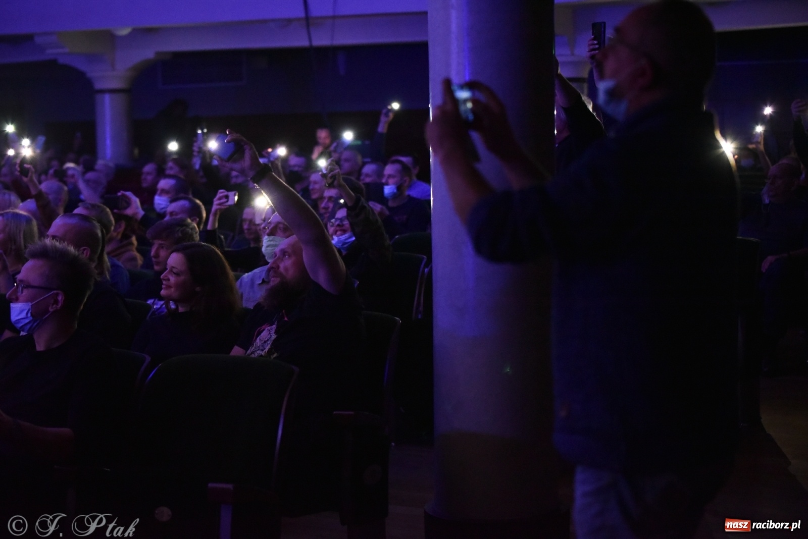 Zdjęcie w galerii na portalu naszraciborz.pl: Metallica symfonicznie. Pełna sala w RCK! wiadomości z regionu