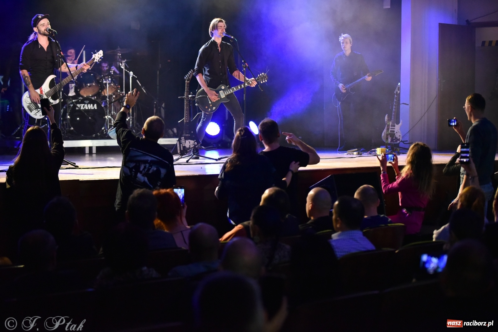 Zdjęcie w galerii na portalu naszraciborz.pl: Metallica symfonicznie. Pełna sala w RCK! wiadomości z regionu