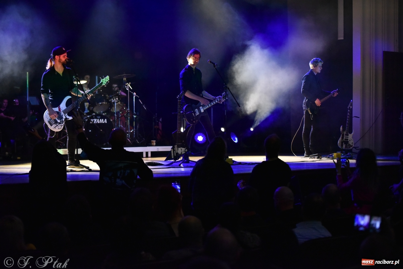 Zdjęcie w galerii na portalu naszraciborz.pl: Metallica symfonicznie. Pełna sala w RCK! wiadomości z regionu