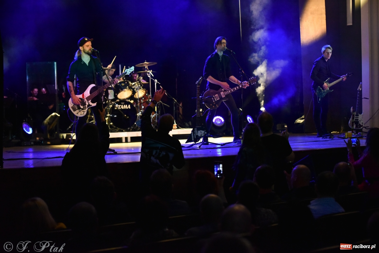 Zdjęcie w galerii na portalu naszraciborz.pl: Metallica symfonicznie. Pełna sala w RCK! wiadomości z regionu