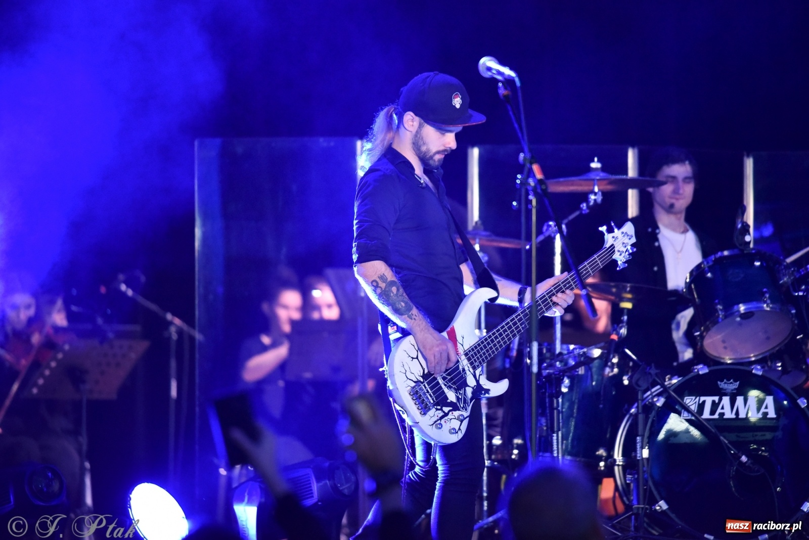 Zdjęcie w galerii na portalu naszraciborz.pl: Metallica symfonicznie. Pełna sala w RCK! wiadomości z regionu