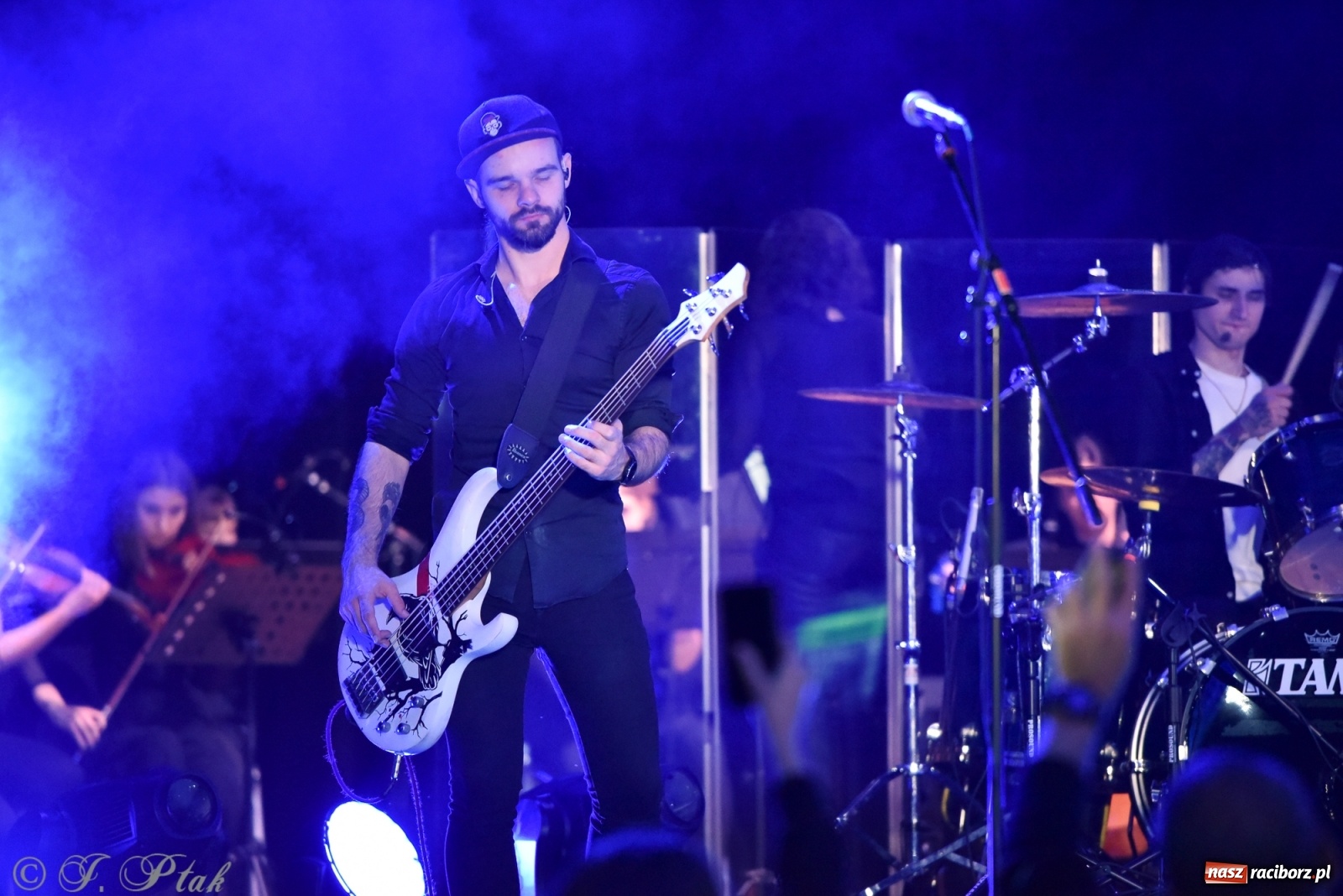 Zdjęcie w galerii na portalu naszraciborz.pl: Metallica symfonicznie. Pełna sala w RCK! wiadomości z regionu