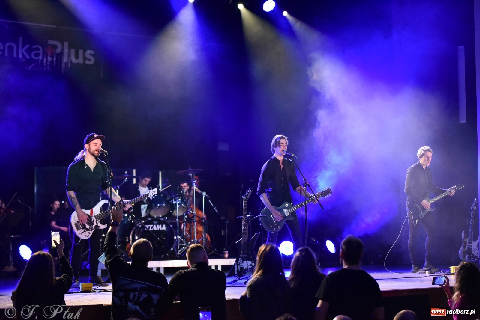 Zdjęcie w galerii na portalu naszraciborz.pl: Metallica symfonicznie. Pełna sala w RCK! wiadomości z regionu