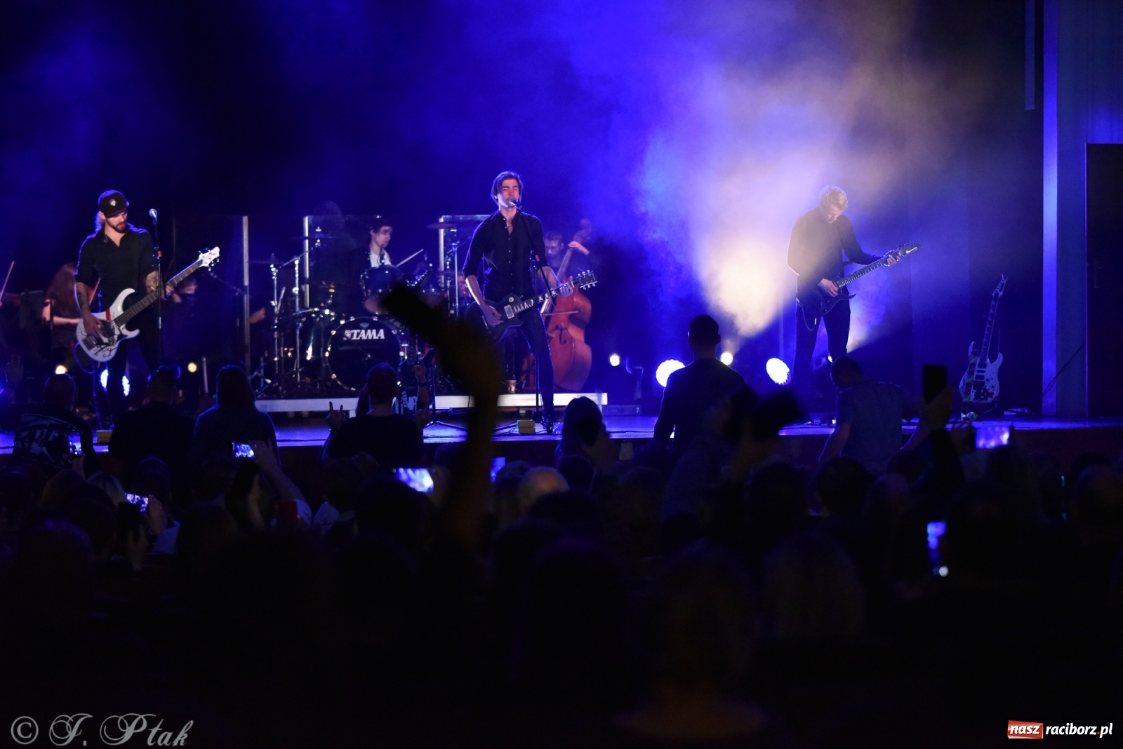 Zdjęcie w galerii na portalu naszraciborz.pl: Metallica symfonicznie. Pełna sala w RCK! wiadomości z regionu