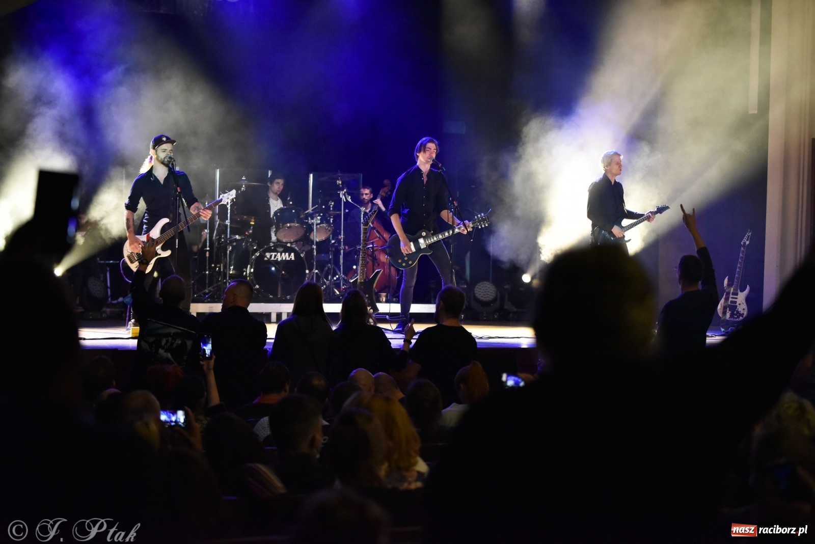 Zdjęcie w galerii na portalu naszraciborz.pl: Metallica symfonicznie. Pełna sala w RCK! wiadomości z regionu