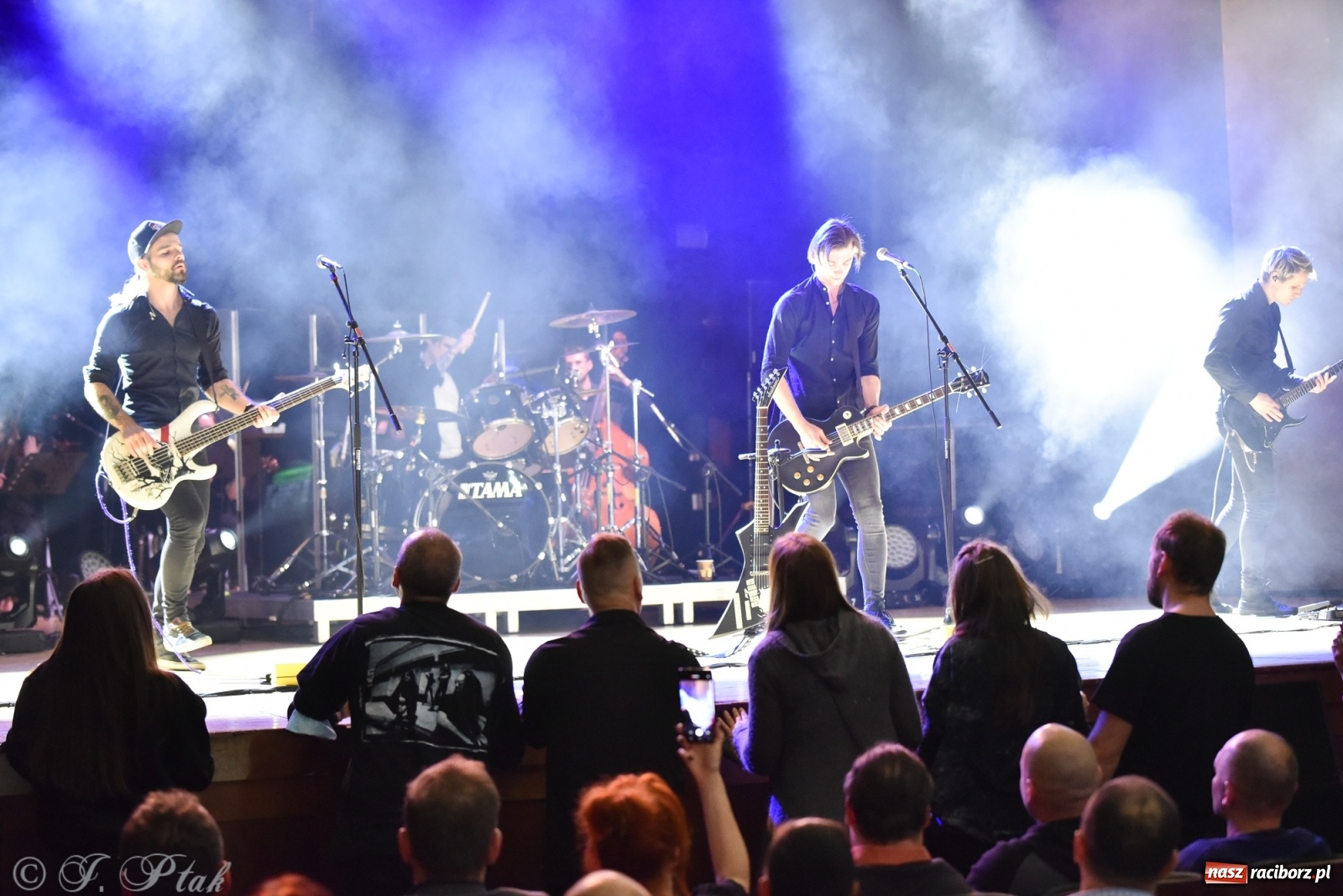 Zdjęcie w galerii na portalu naszraciborz.pl: Metallica symfonicznie. Pełna sala w RCK! wiadomości z regionu