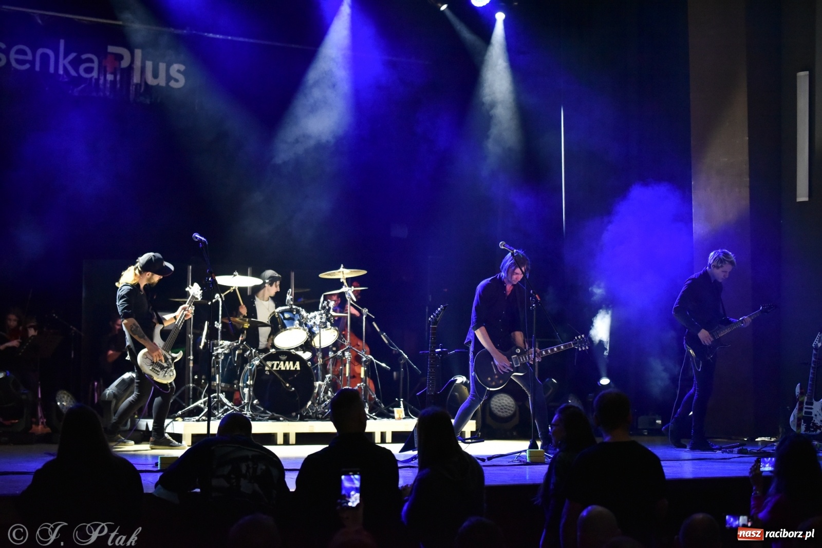 Zdjęcie w galerii na portalu naszraciborz.pl: Metallica symfonicznie. Pełna sala w RCK! wiadomości z regionu