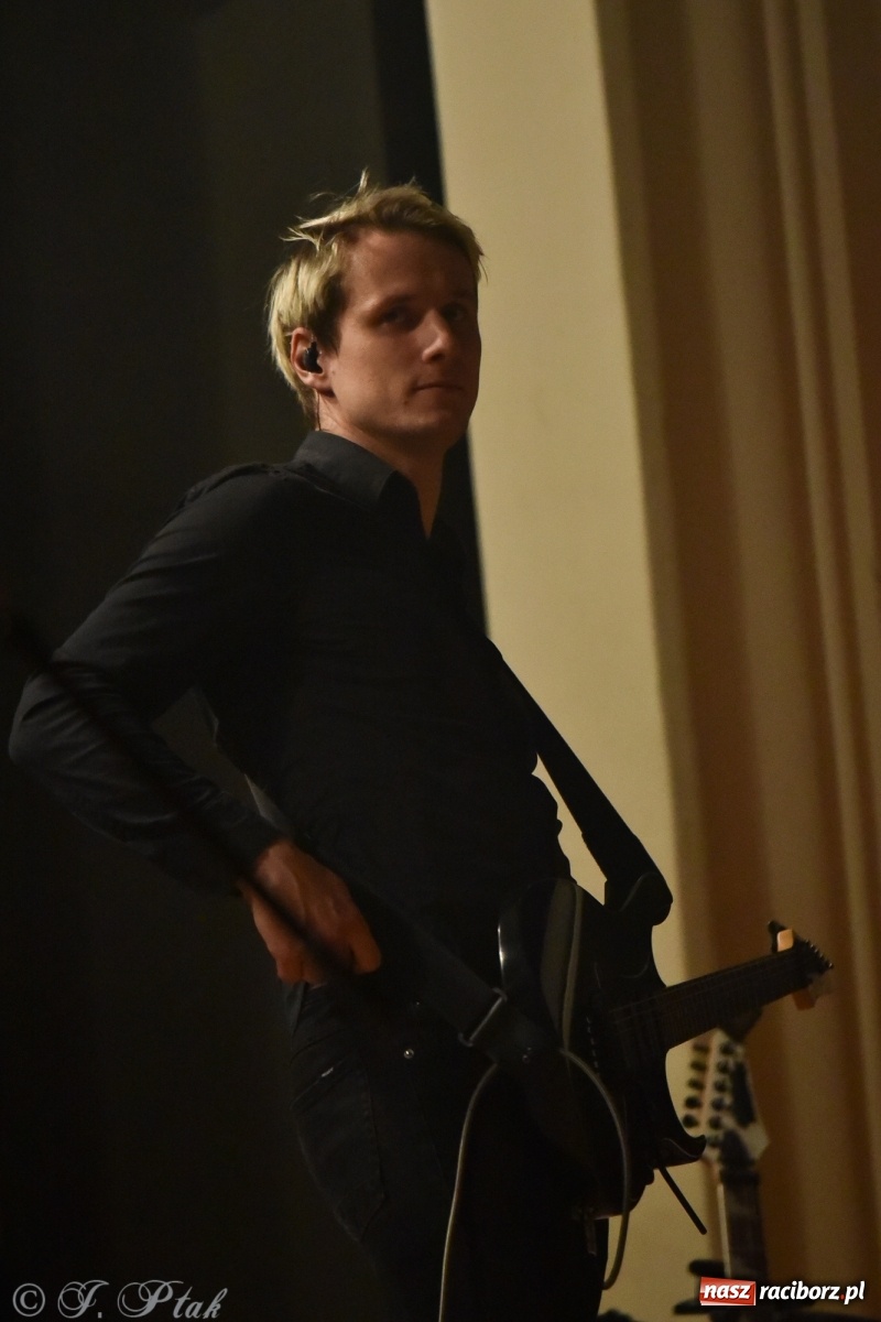 Zdjęcie w galerii na portalu naszraciborz.pl: Metallica symfonicznie. Pełna sala w RCK! wiadomości z regionu