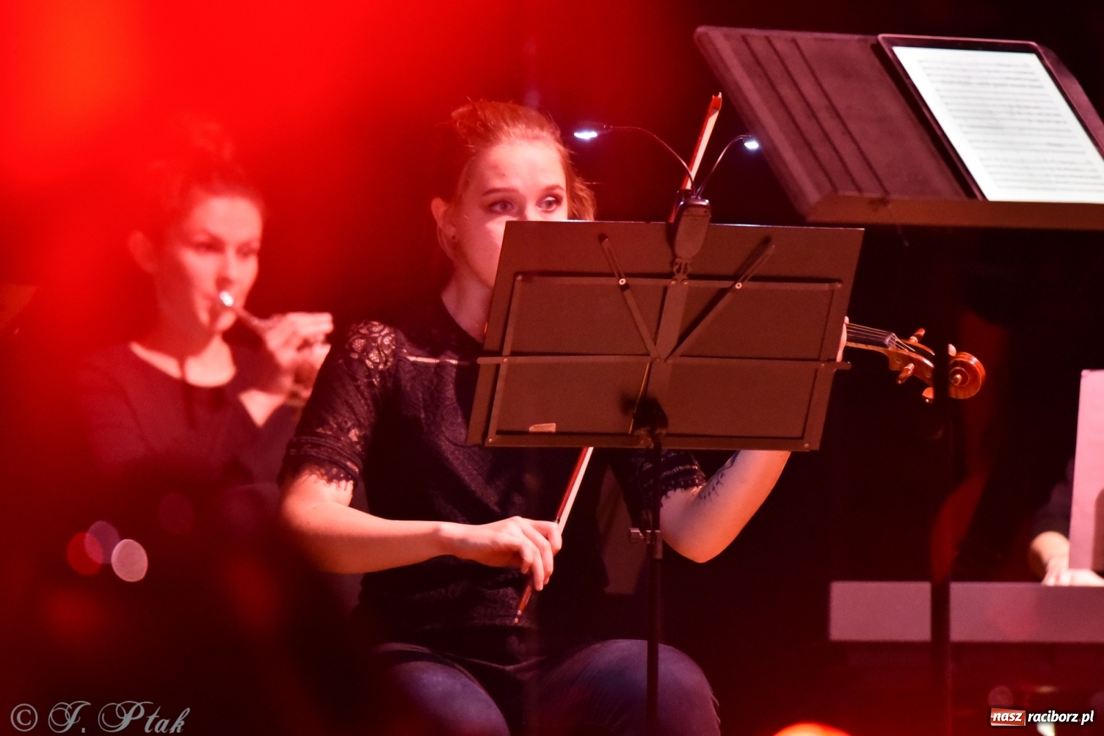 Zdjęcie w galerii na portalu naszraciborz.pl: Metallica symfonicznie. Pełna sala w RCK! wiadomości z regionu