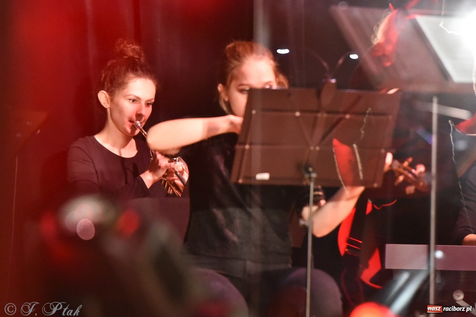 Zdjęcie w galerii na portalu naszraciborz.pl: Metallica symfonicznie. Pełna sala w RCK! wiadomości z regionu