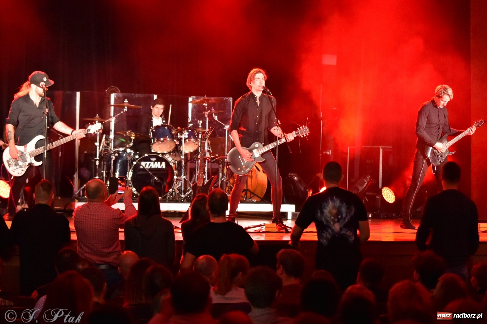 Zdjęcie w galerii na portalu naszraciborz.pl: Metallica symfonicznie. Pełna sala w RCK! wiadomości z regionu