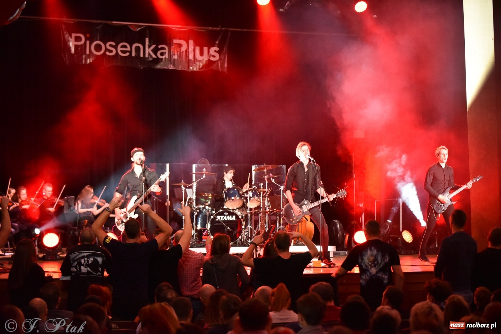 Zdjęcie w galerii na portalu naszraciborz.pl: Metallica symfonicznie. Pełna sala w RCK! wiadomości z regionu