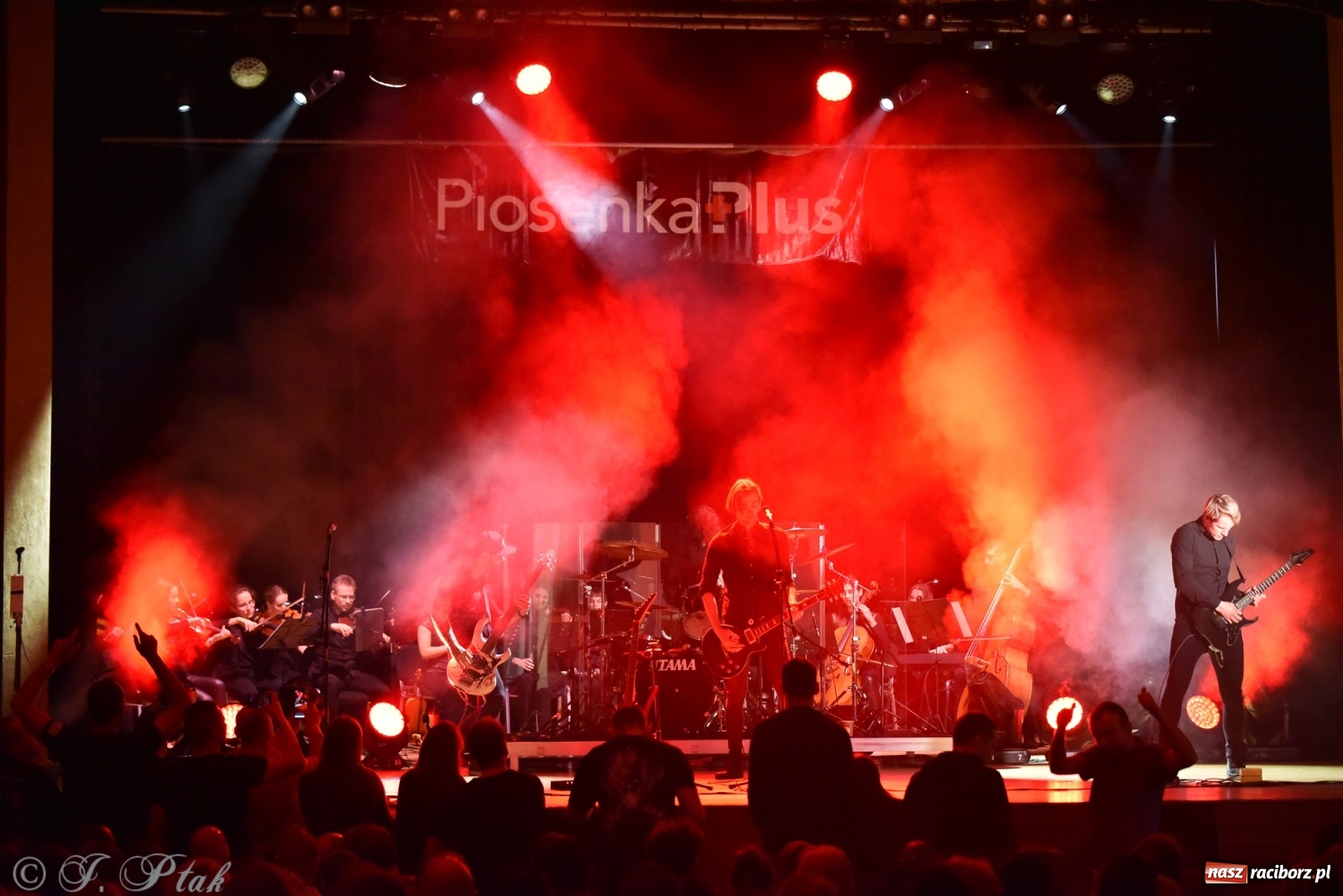 Zdjęcie w galerii na portalu naszraciborz.pl: Metallica symfonicznie. Pełna sala w RCK! wiadomości z regionu