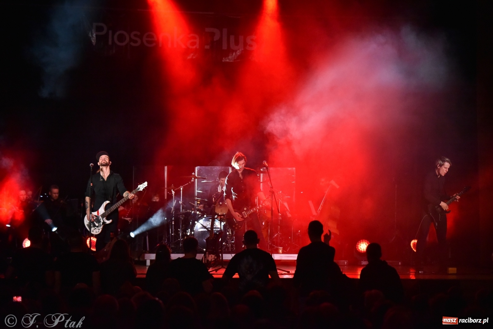 Zdjęcie w galerii na portalu naszraciborz.pl: Metallica symfonicznie. Pełna sala w RCK! wiadomości z regionu