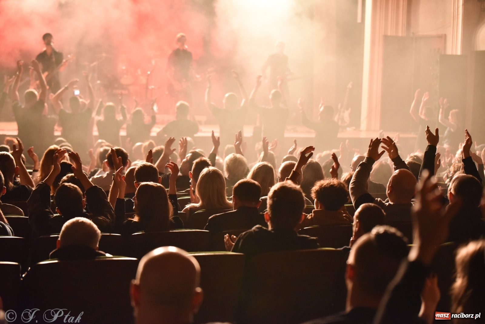 Zdjęcie w galerii na portalu naszraciborz.pl: Metallica symfonicznie. Pełna sala w RCK! wiadomości z regionu