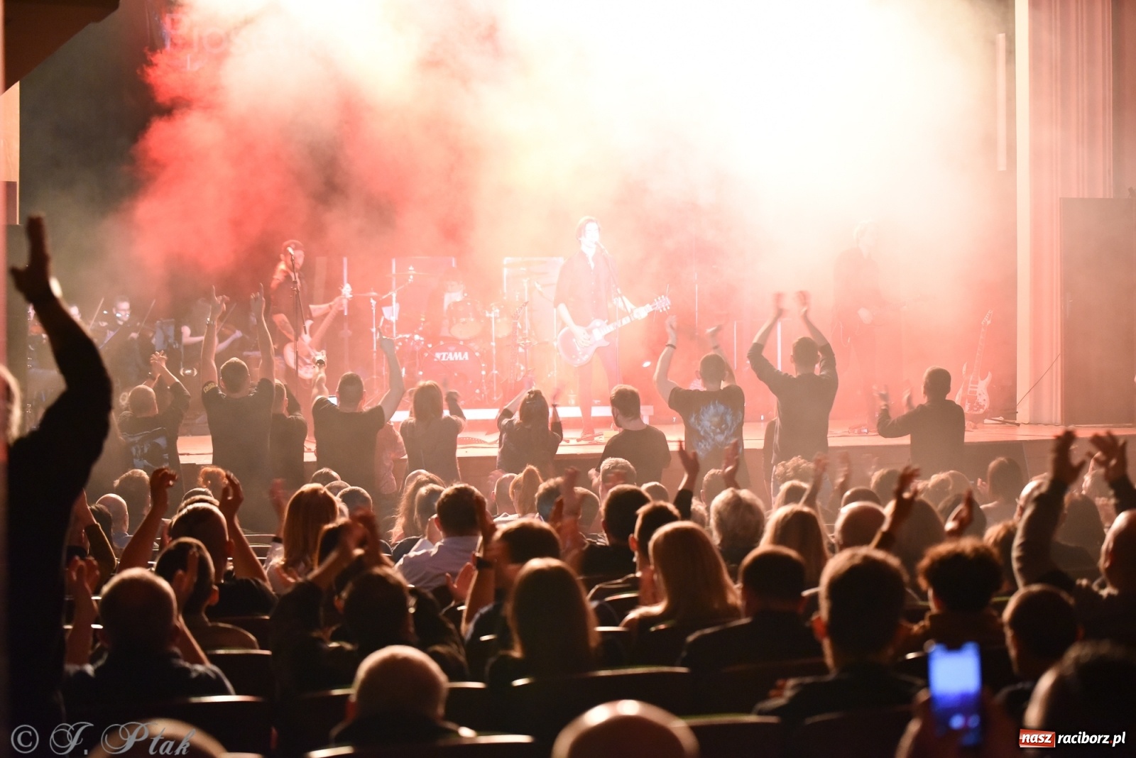 Zdjęcie w galerii na portalu naszraciborz.pl: Metallica symfonicznie. Pełna sala w RCK! wiadomości z regionu