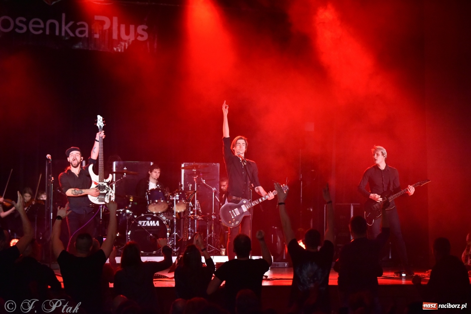 Zdjęcie w galerii na portalu naszraciborz.pl: Metallica symfonicznie. Pełna sala w RCK! wiadomości z regionu