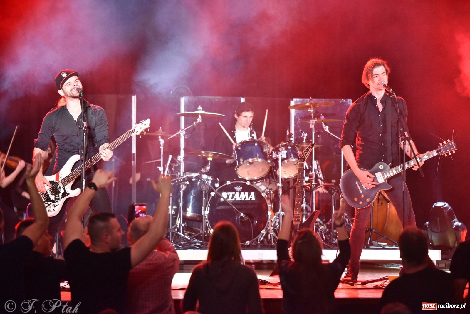 Zdjęcie w galerii na portalu naszraciborz.pl: Metallica symfonicznie. Pełna sala w RCK! wiadomości z regionu