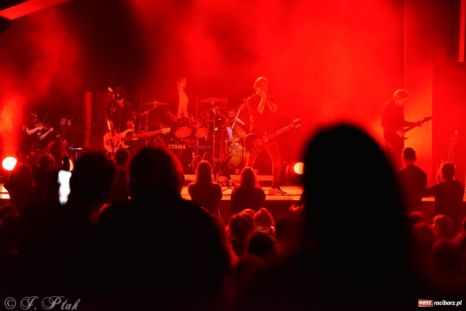 Zdjęcie w galerii na portalu naszraciborz.pl: Metallica symfonicznie. Pełna sala w RCK! wiadomości z regionu
