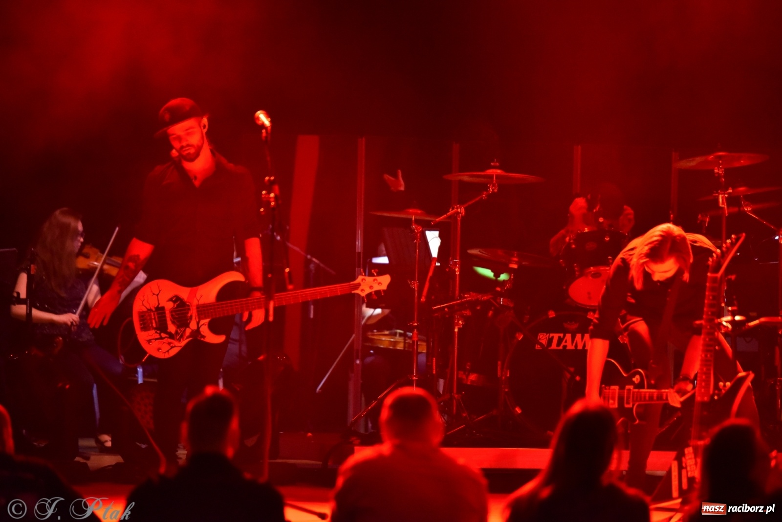 Zdjęcie w galerii na portalu naszraciborz.pl: Metallica symfonicznie. Pełna sala w RCK! wiadomości z regionu