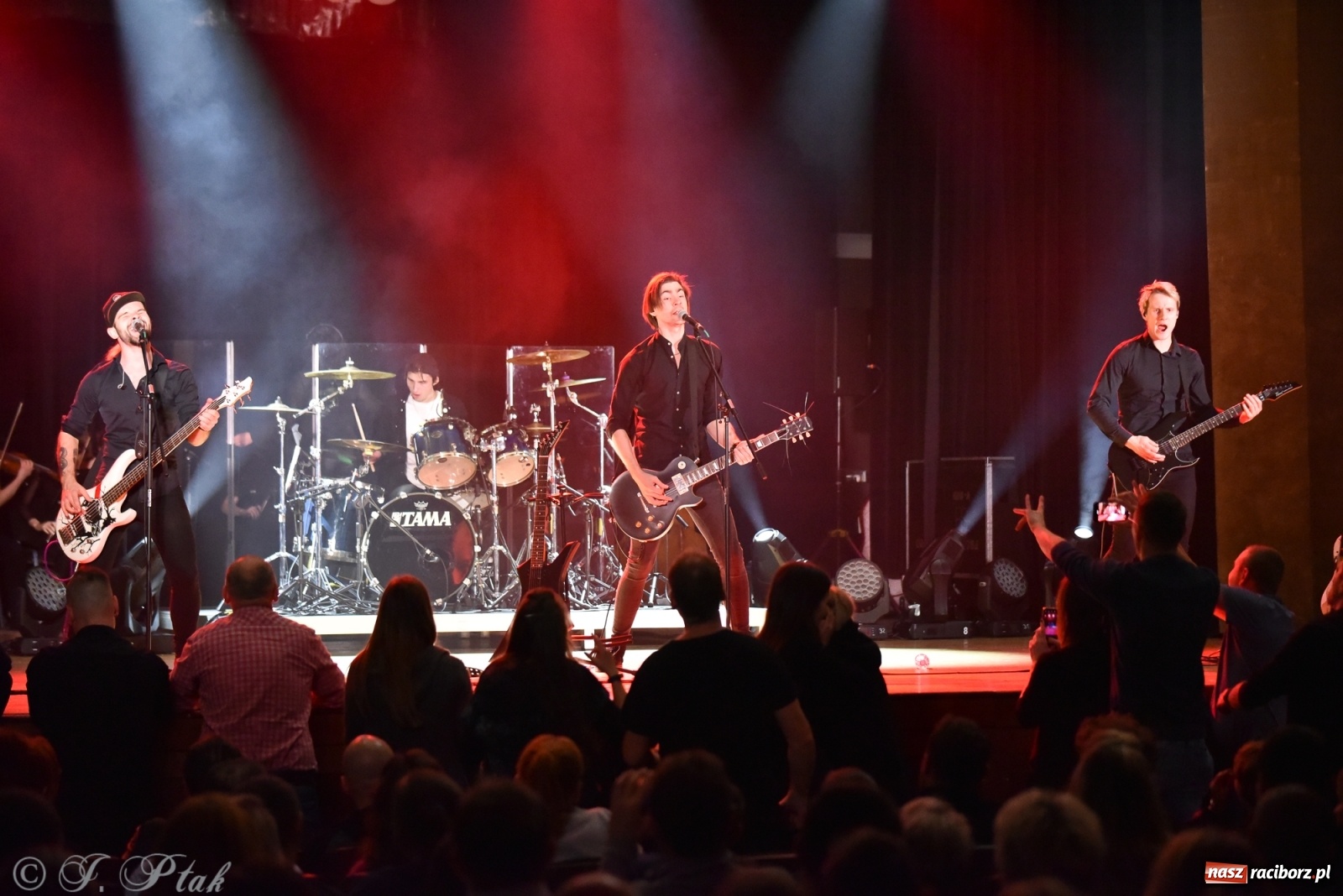 Zdjęcie w galerii na portalu naszraciborz.pl: Metallica symfonicznie. Pełna sala w RCK! wiadomości z regionu