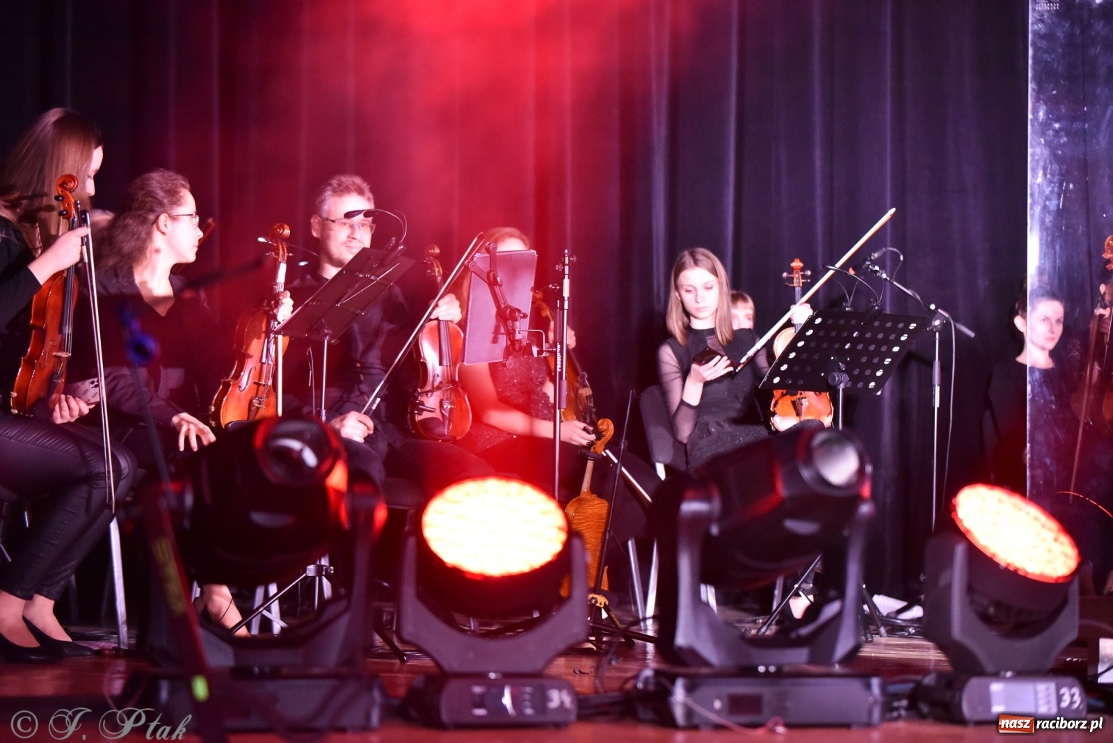 Zdjęcie w galerii na portalu naszraciborz.pl: Metallica symfonicznie. Pełna sala w RCK! wiadomości z regionu