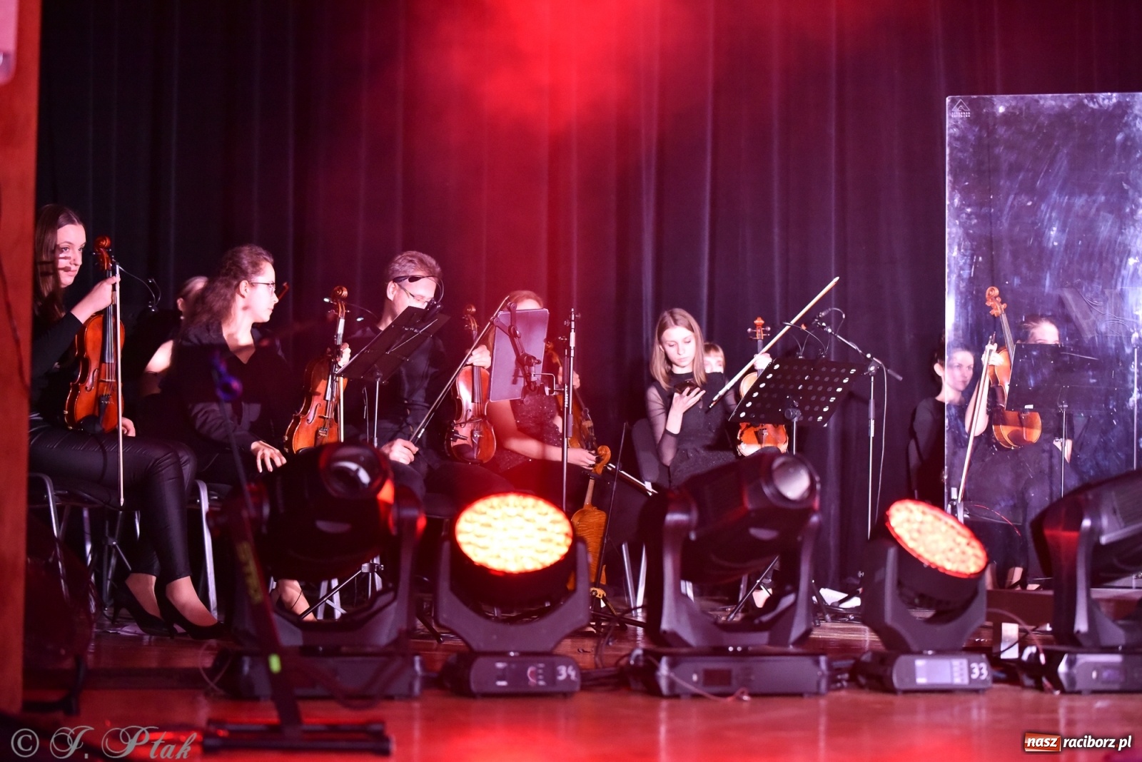 Zdjęcie w galerii na portalu naszraciborz.pl: Metallica symfonicznie. Pełna sala w RCK! wiadomości z regionu