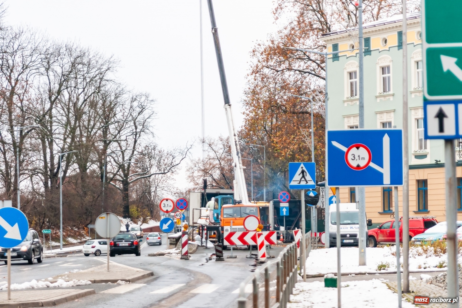 Zdjęcie w galerii na portalu naszraciborz.pl: Długi na 66 metrów rękaw włożono w kanał deszczowy przy Kolejowej [FOTO] wiadomości z regionu
