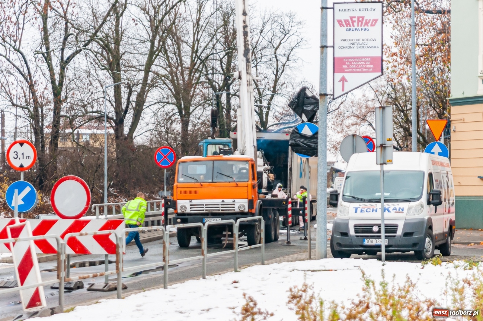 Zdjęcie w galerii na portalu naszraciborz.pl: Długi na 66 metrów rękaw włożono w kanał deszczowy przy Kolejowej [FOTO] wiadomości z regionu