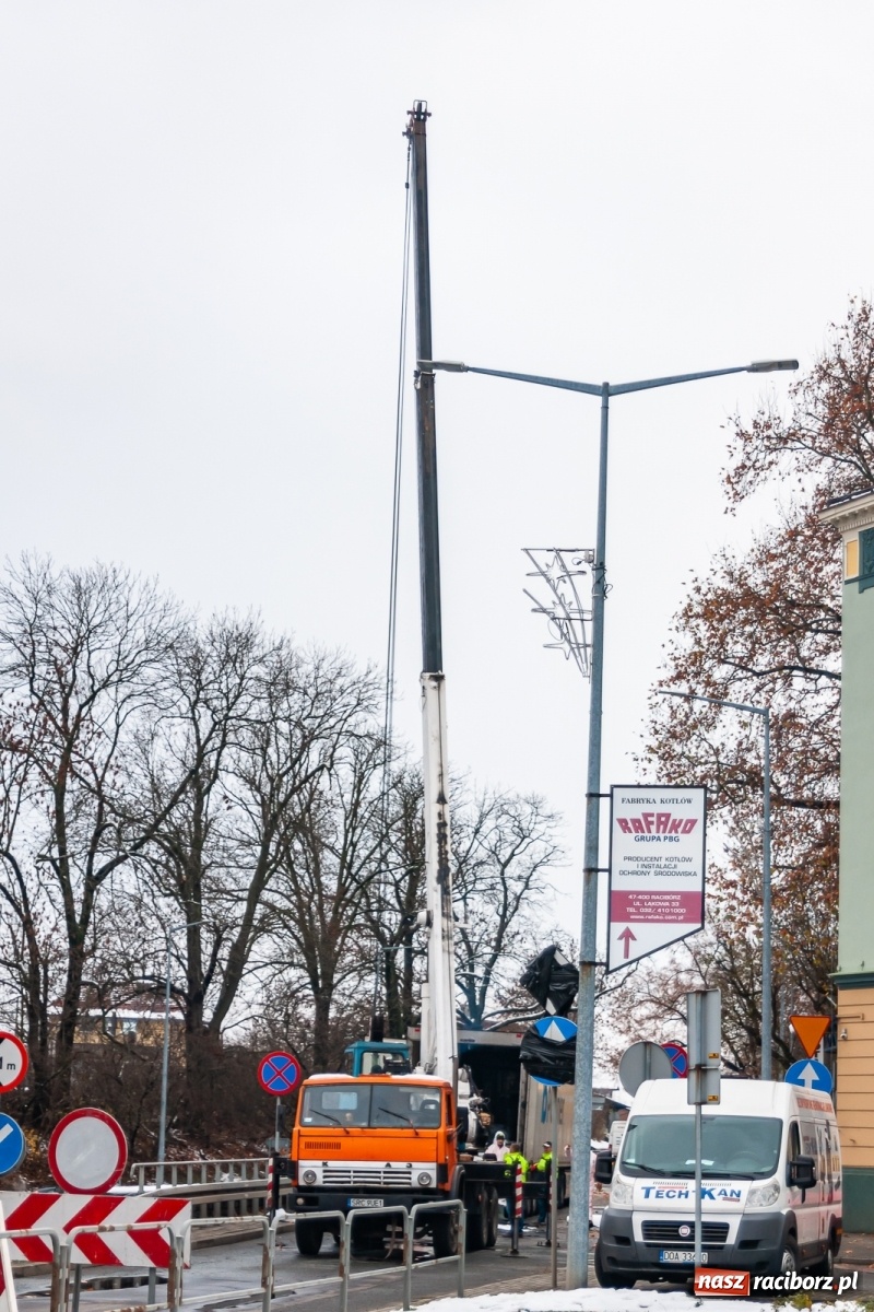 Zdjęcie w galerii na portalu naszraciborz.pl: Długi na 66 metrów rękaw włożono w kanał deszczowy przy Kolejowej [FOTO] wiadomości z regionu