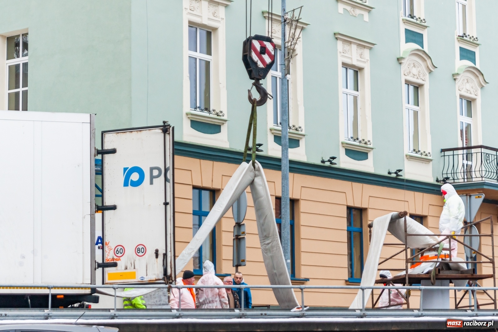 Zdjęcie w galerii na portalu naszraciborz.pl: Długi na 66 metrów rękaw włożono w kanał deszczowy przy Kolejowej [FOTO] wiadomości z regionu