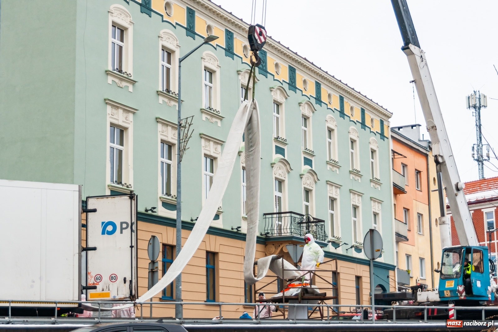 Zdjęcie w galerii na portalu naszraciborz.pl: Długi na 66 metrów rękaw włożono w kanał deszczowy przy Kolejowej [FOTO] wiadomości z regionu