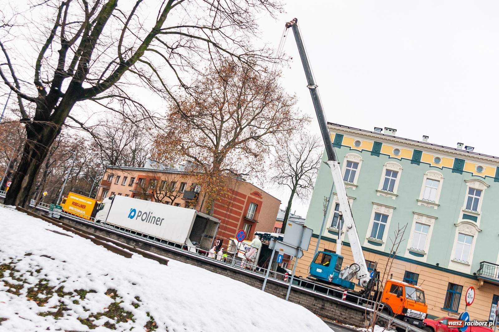 Zdjęcie w galerii na portalu naszraciborz.pl: Długi na 66 metrów rękaw włożono w kanał deszczowy przy Kolejowej [FOTO] wiadomości z regionu