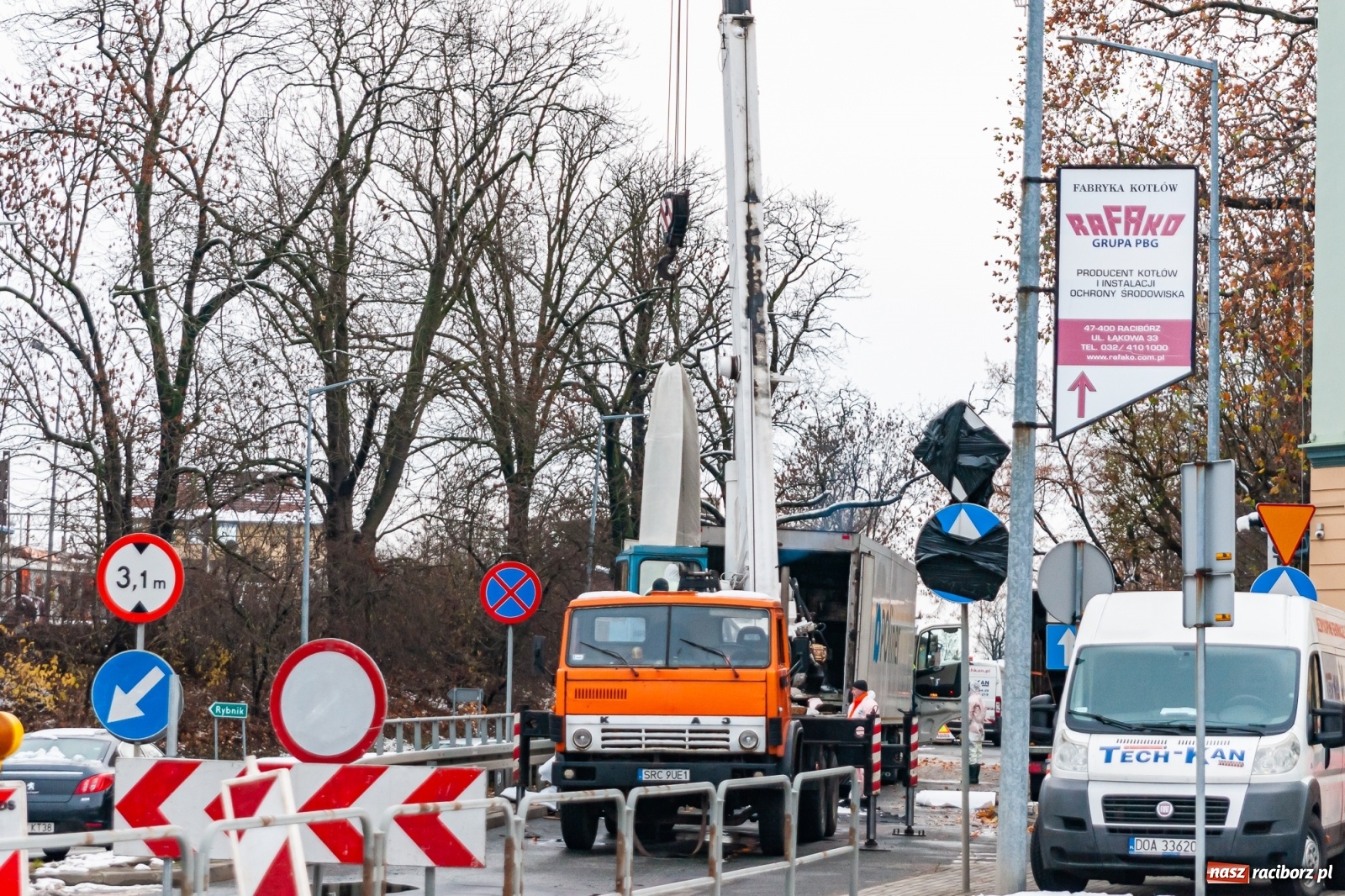 Zdjęcie w galerii na portalu naszraciborz.pl: Długi na 66 metrów rękaw włożono w kanał deszczowy przy Kolejowej [FOTO] wiadomości z regionu