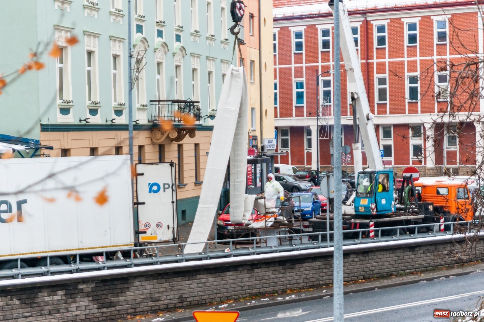 Zdjęcie w galerii na portalu naszraciborz.pl: Długi na 66 metrów rękaw włożono w kanał deszczowy przy Kolejowej [FOTO] wiadomości z regionu