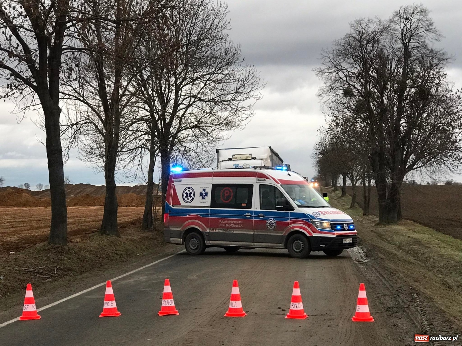 Zdjęcie w galerii na portalu naszraciborz.pl: Czołowe zderzenie w Kornicach. Trzy osoby w szpitalu wiadomości z regionu