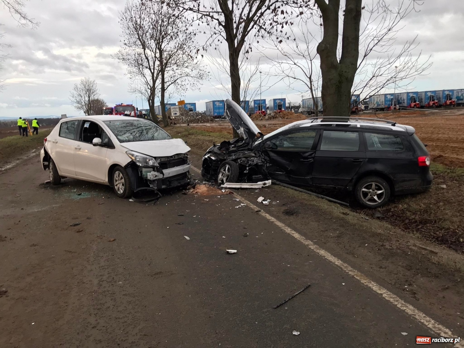 Zdjęcie w galerii na portalu naszraciborz.pl: Czołowe zderzenie w Kornicach. Trzy osoby w szpitalu wiadomości z regionu