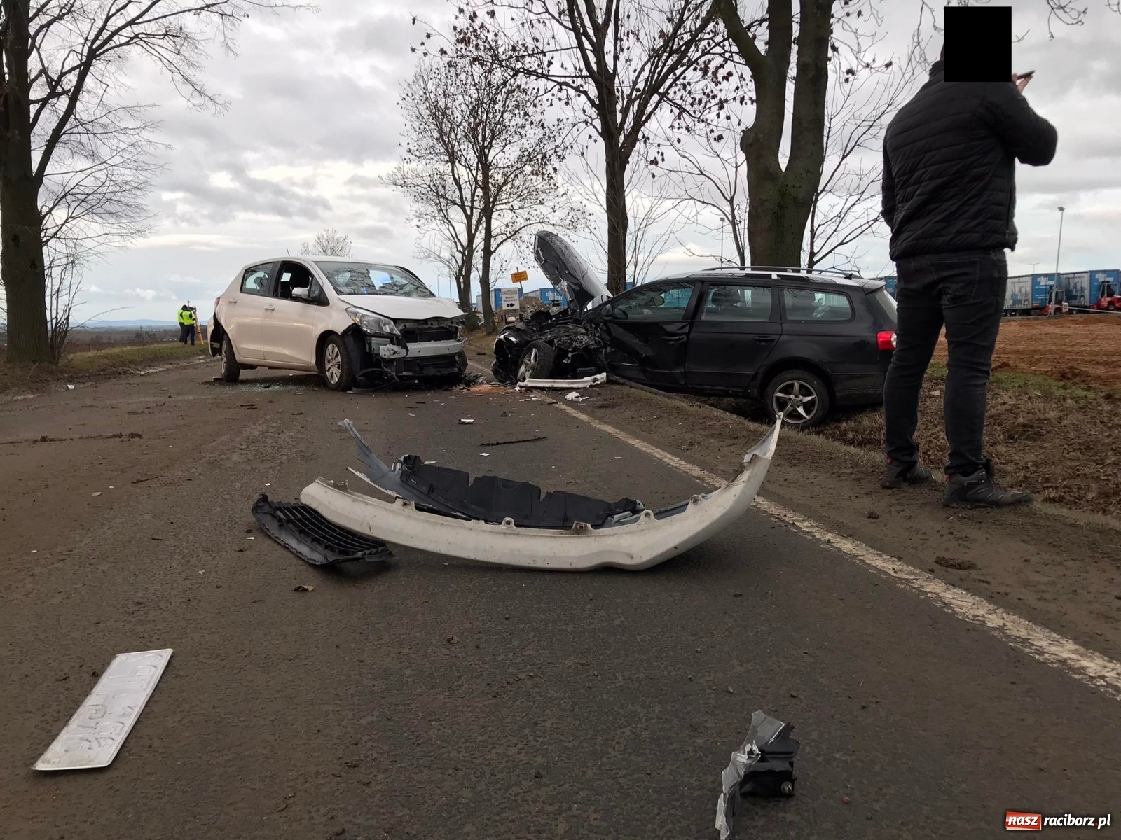 Zdjęcie w galerii na portalu naszraciborz.pl: Czołowe zderzenie w Kornicach. Trzy osoby w szpitalu wiadomości z regionu