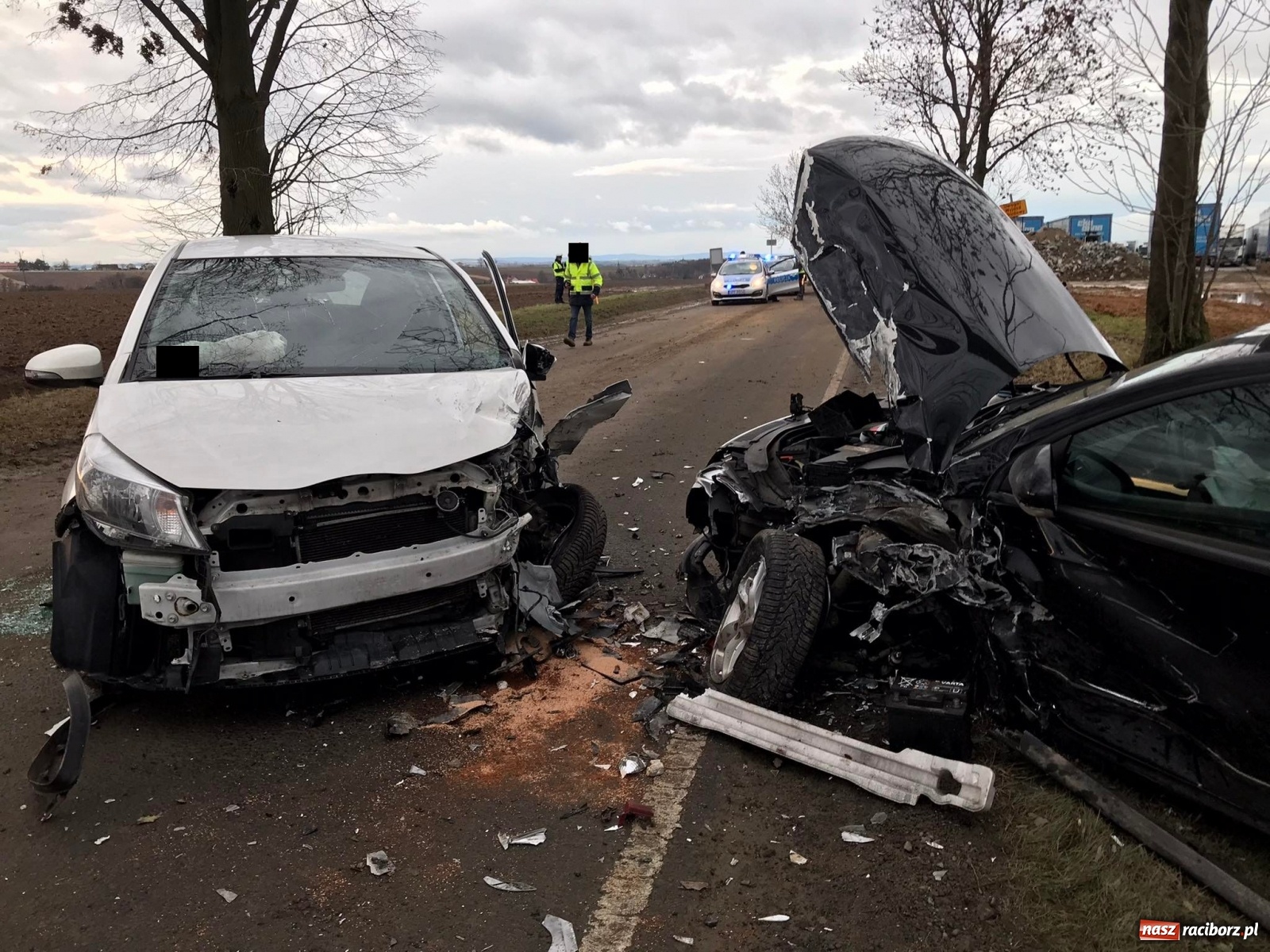 Zdjęcie w galerii na portalu naszraciborz.pl: Czołowe zderzenie w Kornicach. Trzy osoby w szpitalu wiadomości z regionu