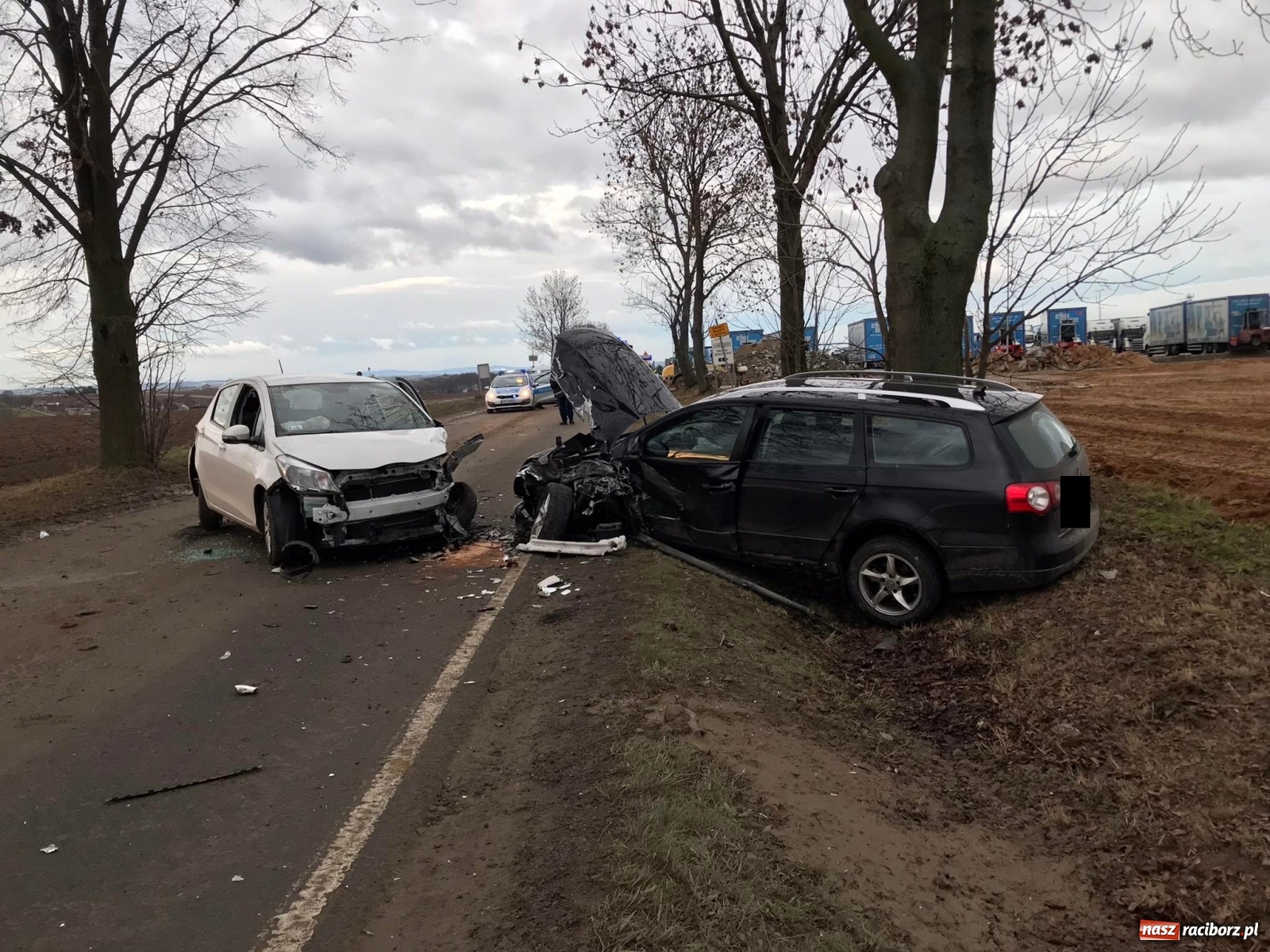 Zdjęcie w galerii na portalu naszraciborz.pl: Czołowe zderzenie w Kornicach. Trzy osoby w szpitalu wiadomości z regionu